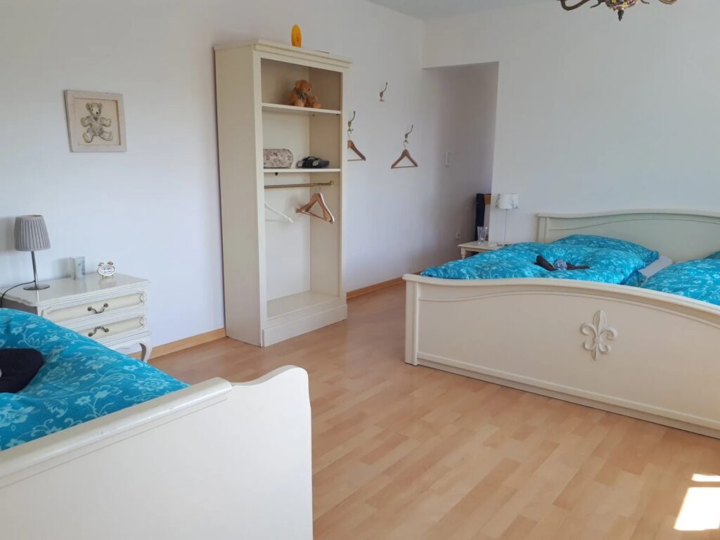 Schlafzimmer 1 mit 1 Doppelbett und 1 Einzelbett
